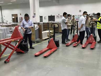 電動(dòng)高升程搬運(yùn)車交付使用，感謝廠家羅總親自跟客戶講解操作方法！